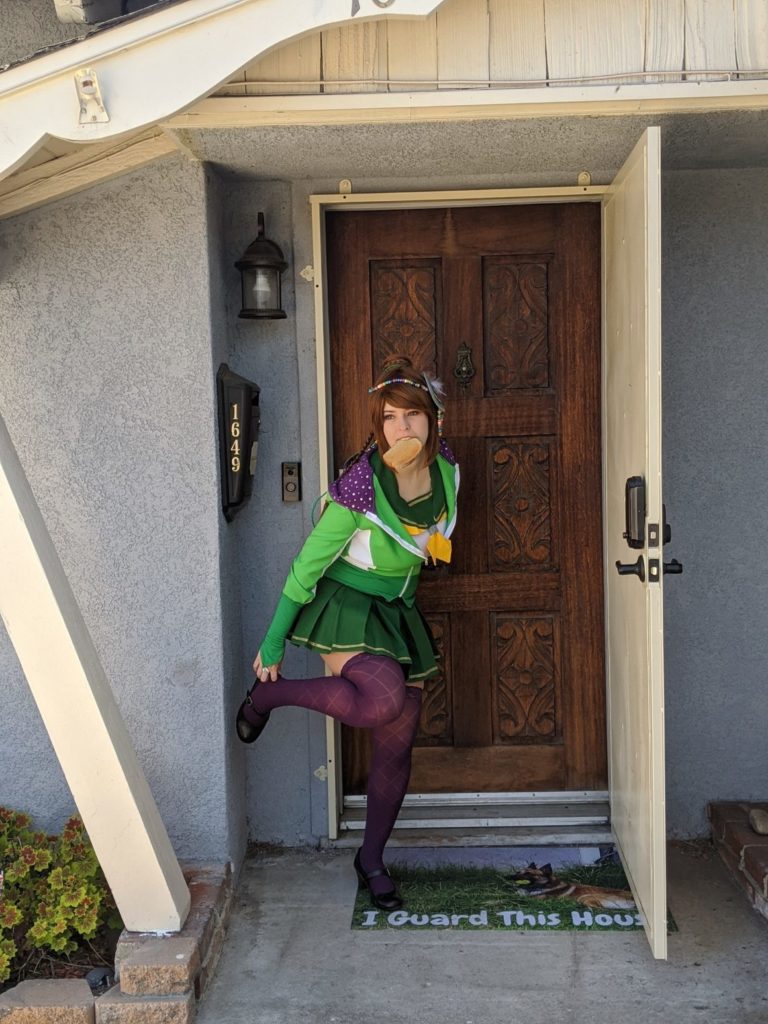 Cosplayer with bread in her mouth, an anime trope about being late to school